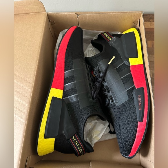 Brand new- Men’s Adidas AG Trefoil logo and the 3 stripes mark - Picture 7 of 11